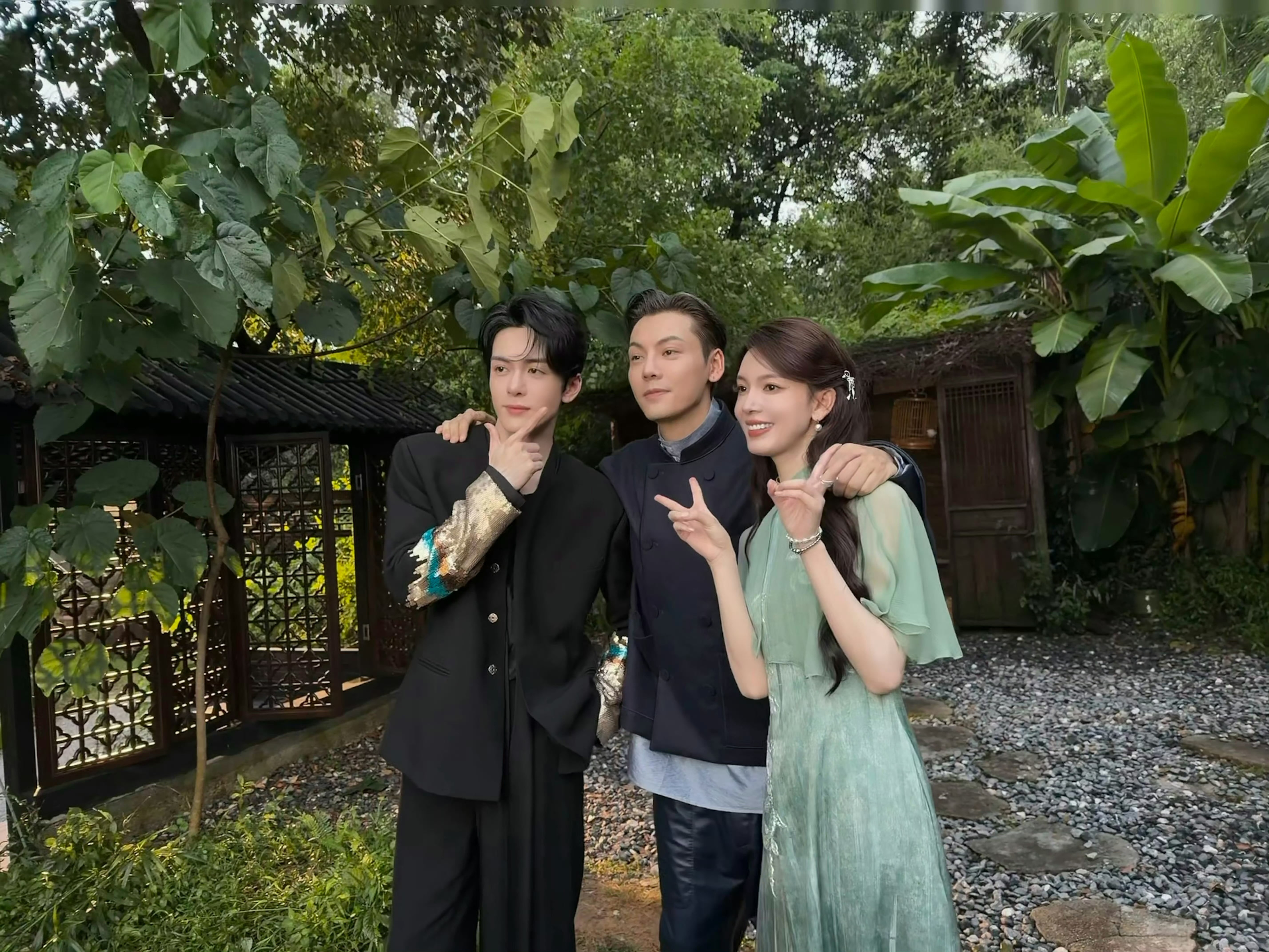 陈瑶陈瑶发了九门大合照陈瑶晒出九门剧组大合照，一张照片集齐众位当家，戏里各自周旋