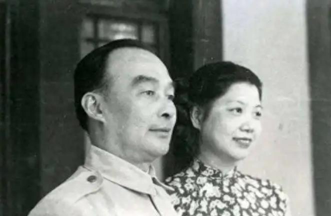 1936年，胡宗南瞧上了黄鹤云，听说她已有丈夫时，胡宗南给了她1000大洋，说：