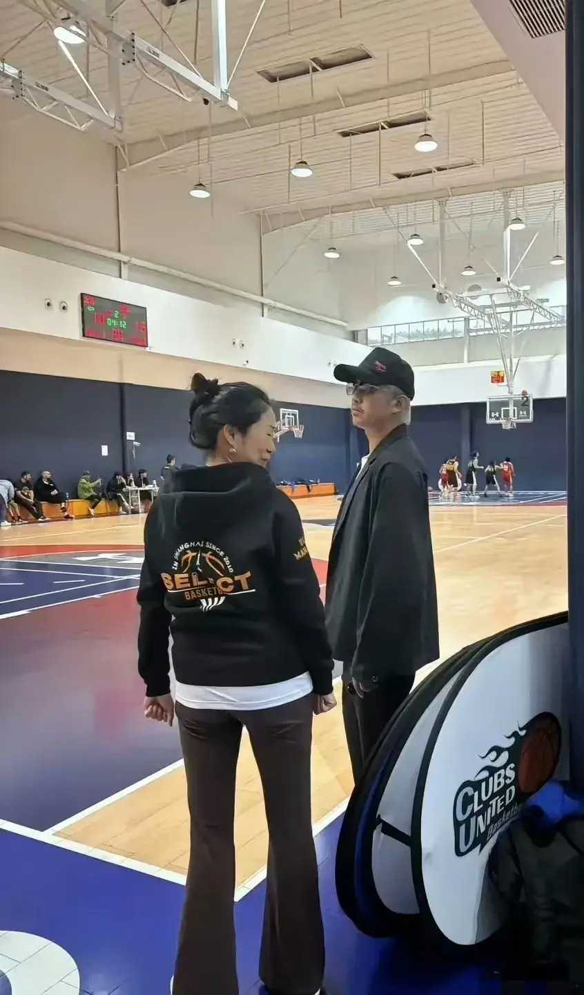 邓超才四十几岁，已经满头白发了