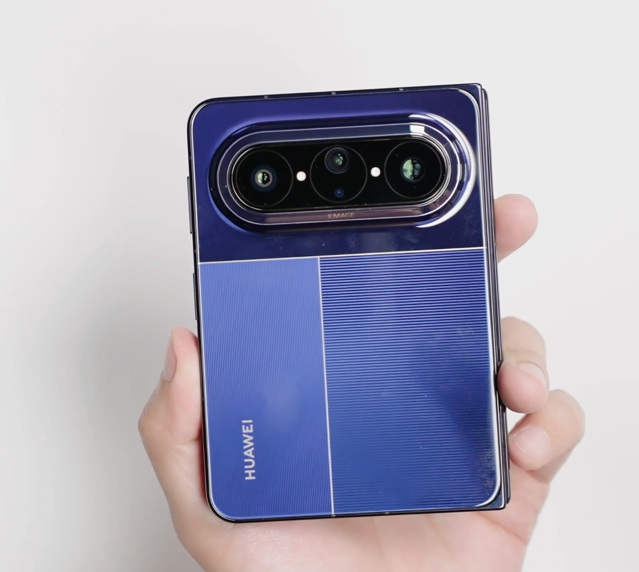 华为PuraXMax我已经用了几天了，我手里的是星际蓝，后盖是陶瓷后盖，手感