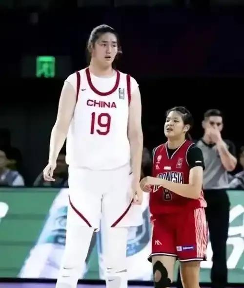中国女篮大胜日本女篮，小将张子宇功不可没，个人上场时间不多的情况下，得分上双。