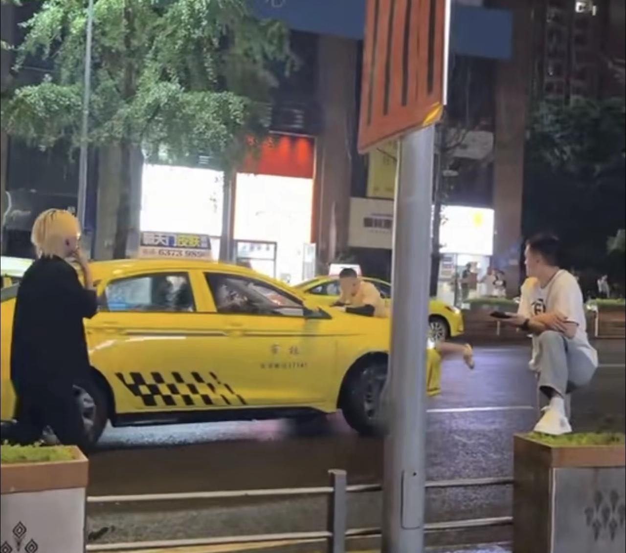 6月21日凌晨重庆九街一对男女与出租车司机发生争执，司机一怒之下开车撞人。争执