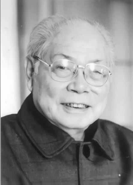 1949年，地下党员马识途正准备回公馆，却看到保姆坐在门口，还警惕地盯着他，马识