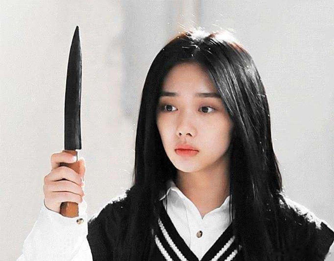 三部剧扑了，没人骂她，但也没人再等她。《献鱼》被砍掉六集，广告撤了，平台悄悄换档