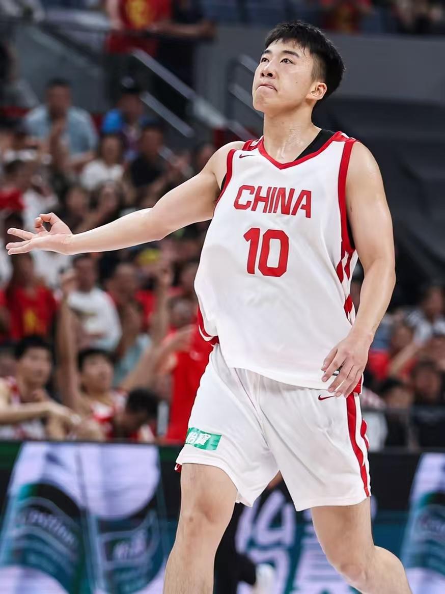 中国男篮锋线集体爆发，王俊杰已成男篮核心，崔永熙状态回暖，徐昕护框值得肯定今晚