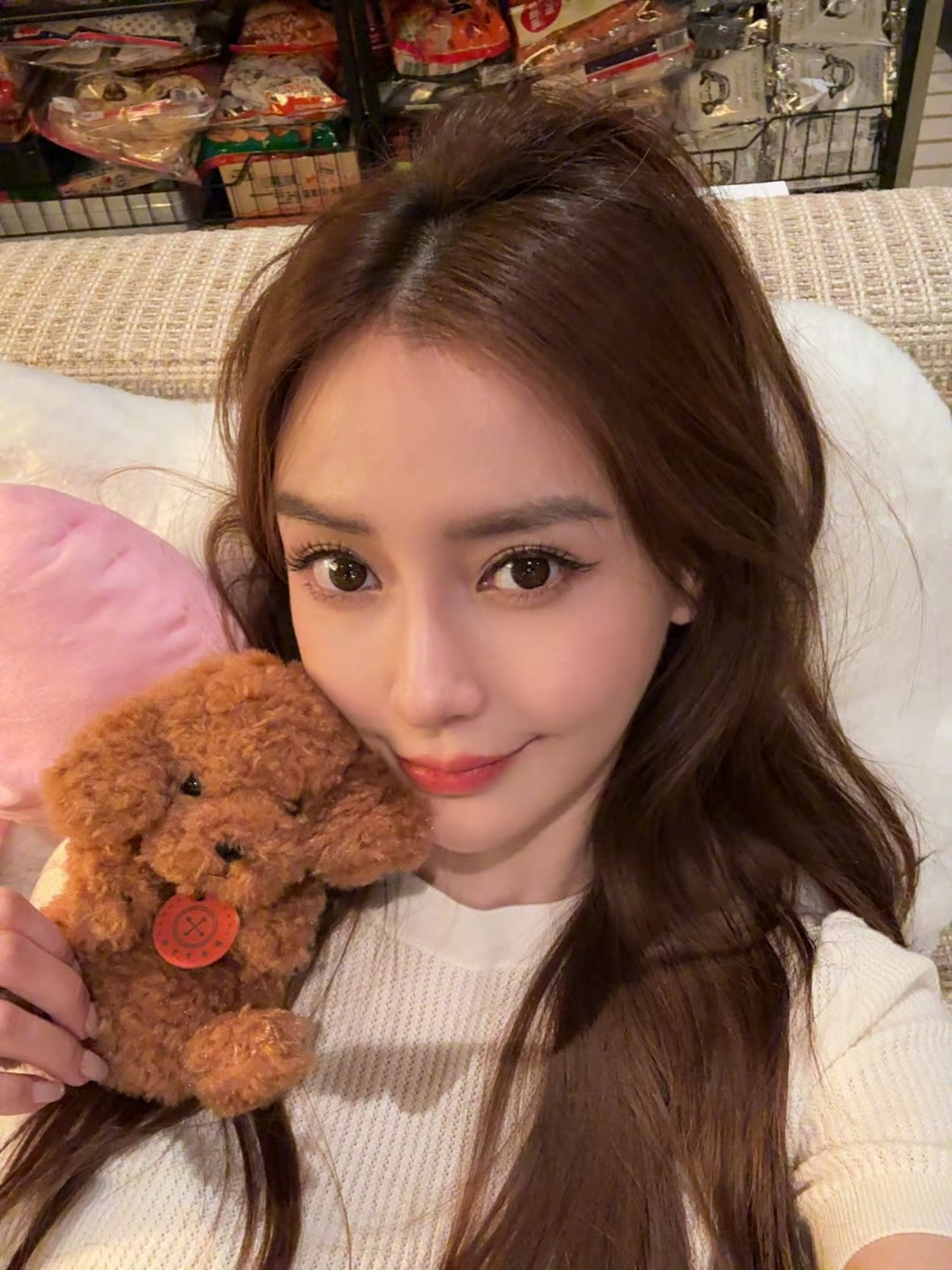 粉丝让Angelababy发自拍别用美颜对啊所以baby晚上就发了实况！
