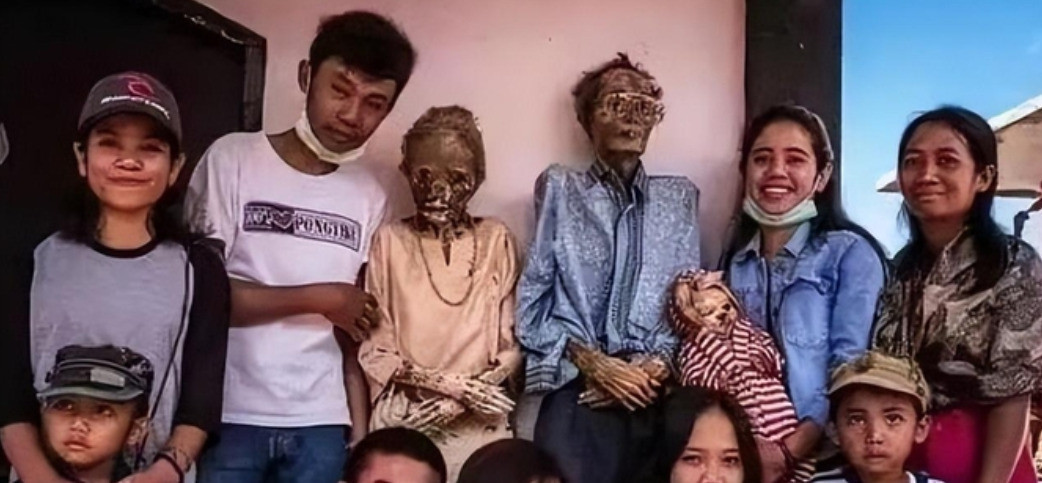 把死人挖出来打扮你以为死亡就是永别？在这个神秘的地方，他们每年都要把