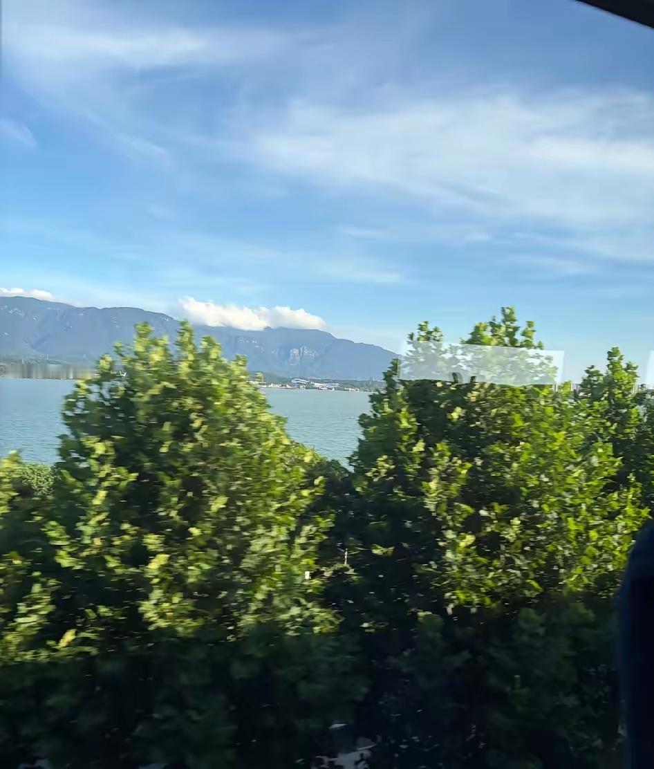 六年前我爸爸去世的时候，三叔一家人都没来送最后一程。前几天三叔走了，堂哥打来电话
