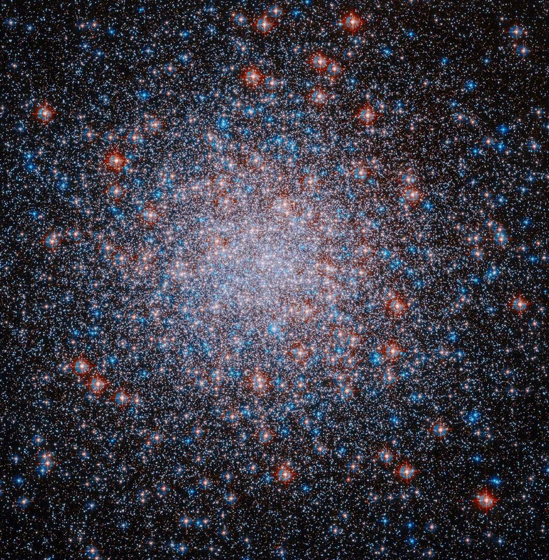 哈勃空间望远镜发布了一张新照片：超过50万颗恒星挤成一个球，红的白的蓝的，密得几