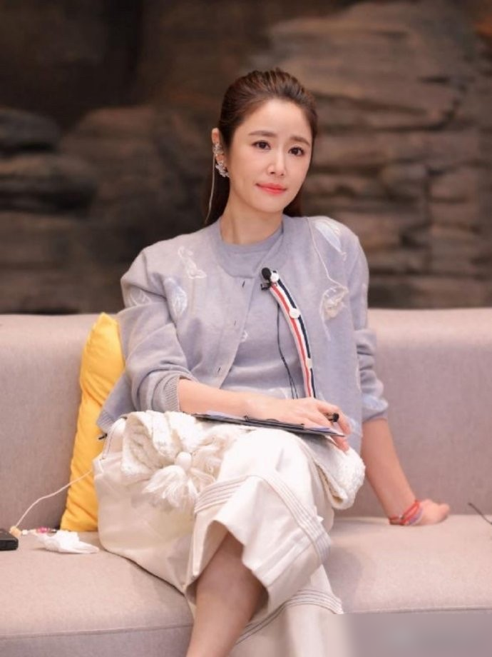 48岁林心如站在九寨沟游客堆里，原相机怼脸拍，小腹微凸，双下巴都出来了。结果她一点没躲，自己先笑：侧