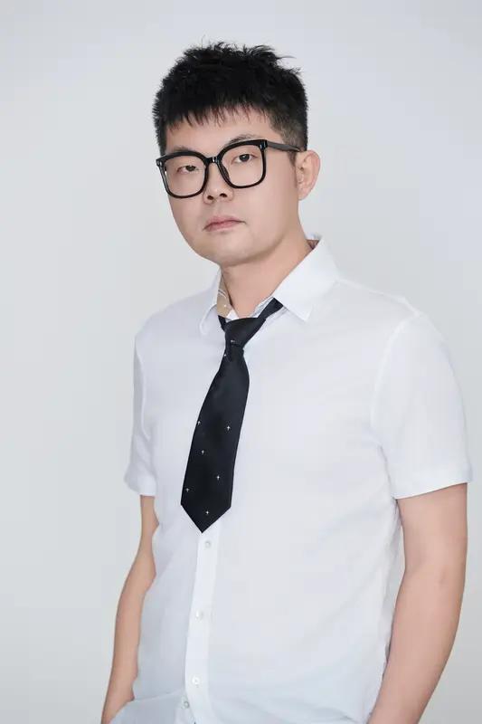 梁文峰太厉害了！他以极低的成本开发出Deepseek人工智能大模型软件，成功打破