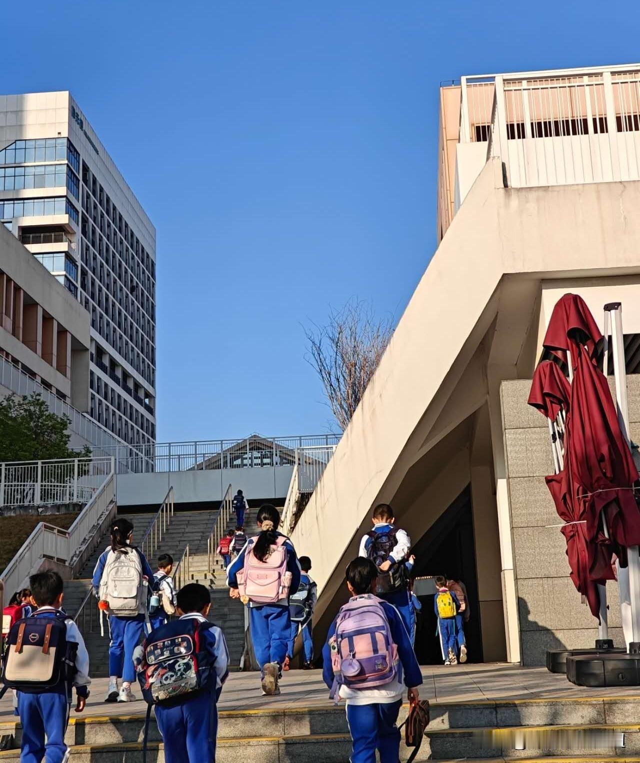 女儿突然对我说，妈妈不要上班。今天接女儿放学时，女儿突然对我说，妈妈你不要上班