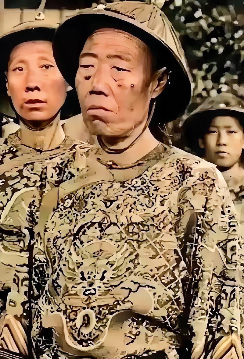 慈禧临终前死死盯着李莲英，脑子里盘算着拉他殉葬，伺候了三十八年的大总管愣是一句饶