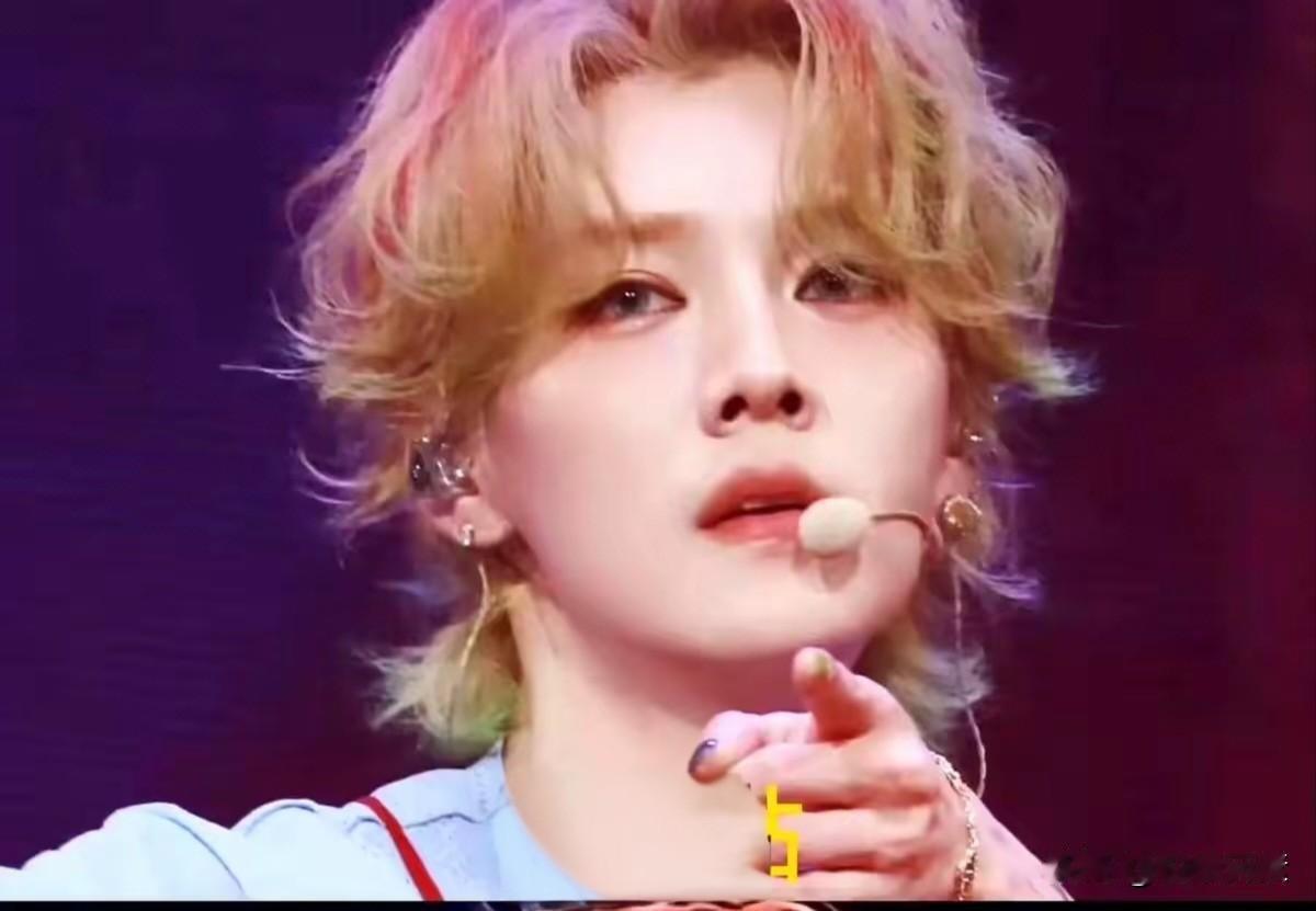 鹿晗多年长发剪成短发，瞬间从小鲜肉变身型男了，你们觉得哪个更帅呢？酷酷的鹿