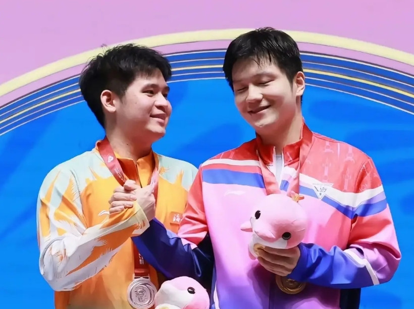 到底是谁拍的这张照片，必须要给摄像师加鸡腿这张照片里林诗栋终于和自己的偶像站