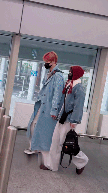 李荣浩和杨丞琳看起来就是俩大学生嘛，就他俩这穿搭，谁能看出俩人都是40+的人了？