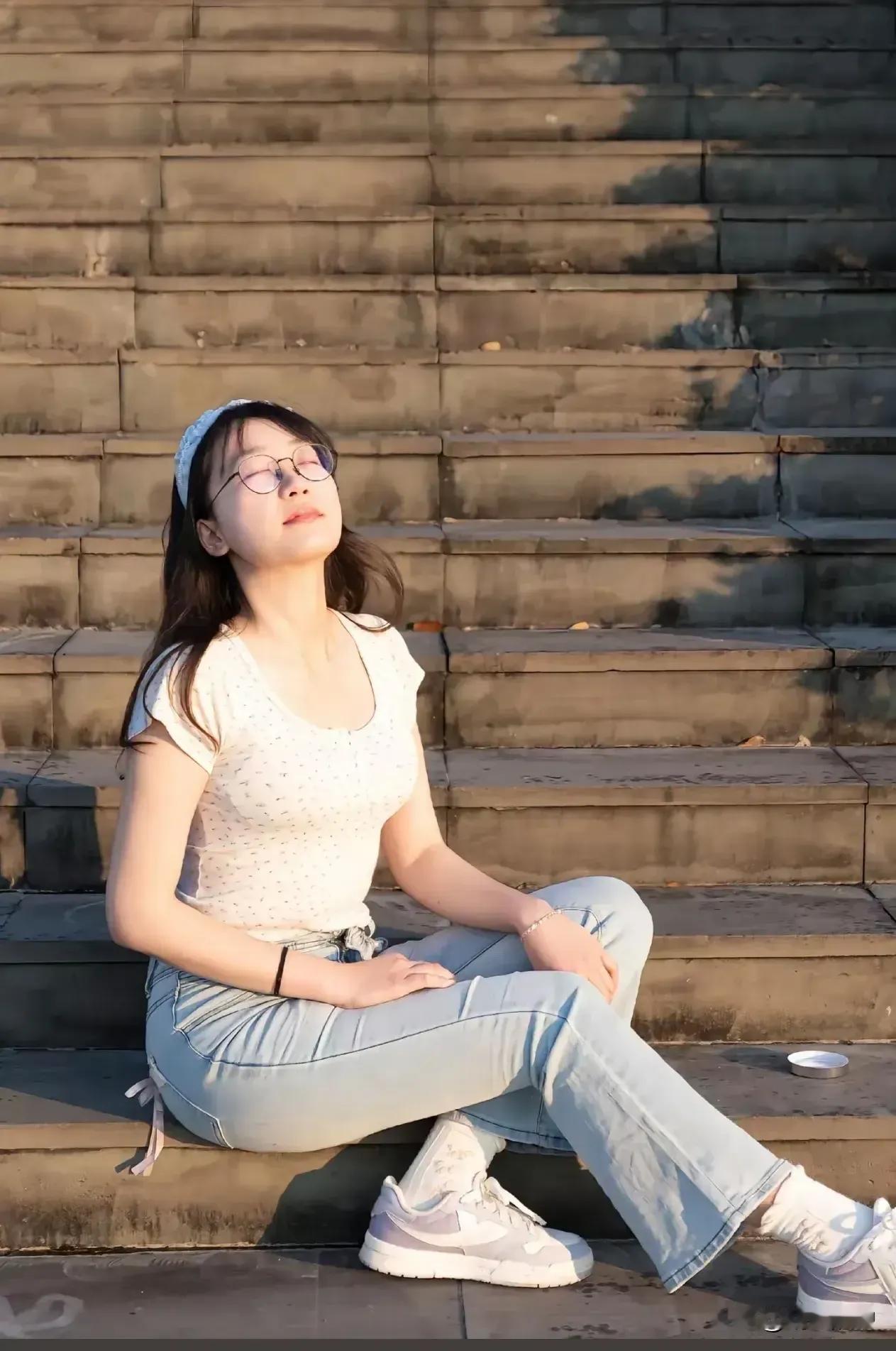 阳光下的悠闲时光，坐在台阶上享受宁静。少女感穿搭的精髓是什么共享街拍欢乐30