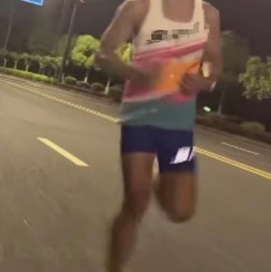 “熬了24小时夜班，发着40℃高烧，依旧硬跑完20公里”，这段视频里的