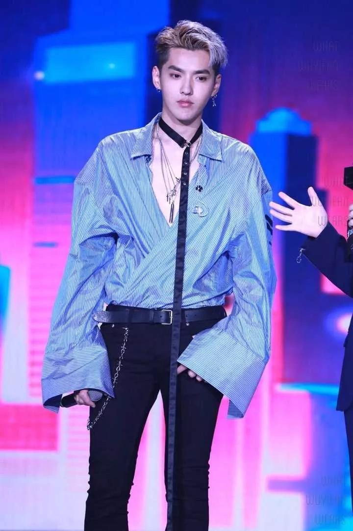 因为女粉丝塌房的三位顶流男明星！第一位，吴某凡！第二位，蔡徐坤！第三