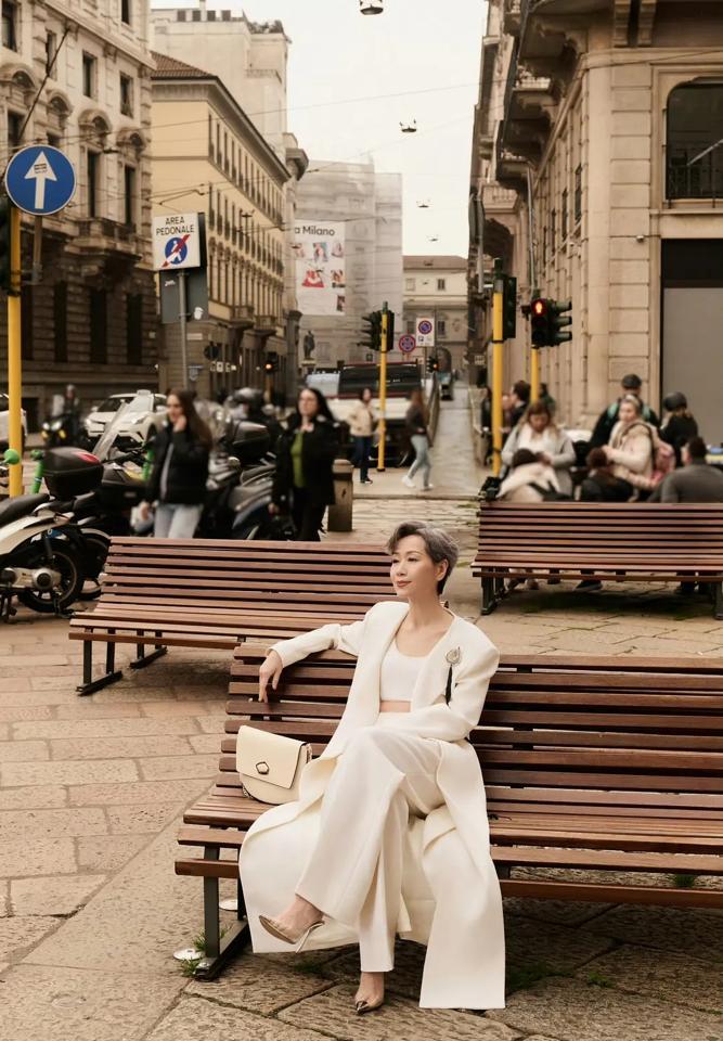 叶童直接把整个时尚圈对“老”的恐惧，碾在脚底下走了个秀。她顶着一头亮眼银发走上