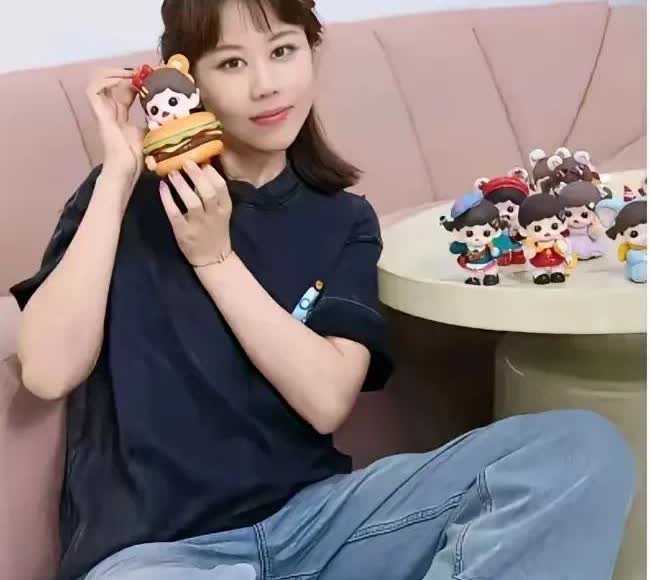 同同这是官宣了吗？现在约会都不被人了，不得不说，周启豪的眼光太好了，