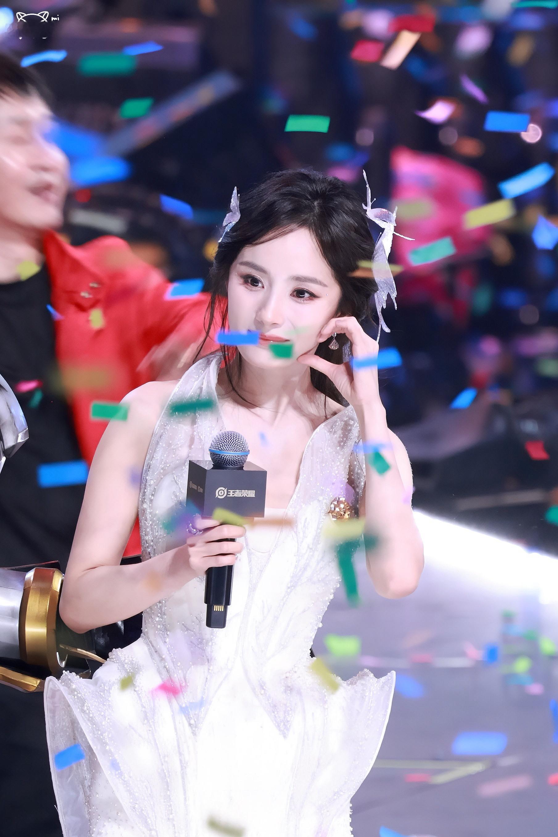 杨幂11月啦，2026年最后2个月啦～好好生活，带着热情继续爱幂护幂