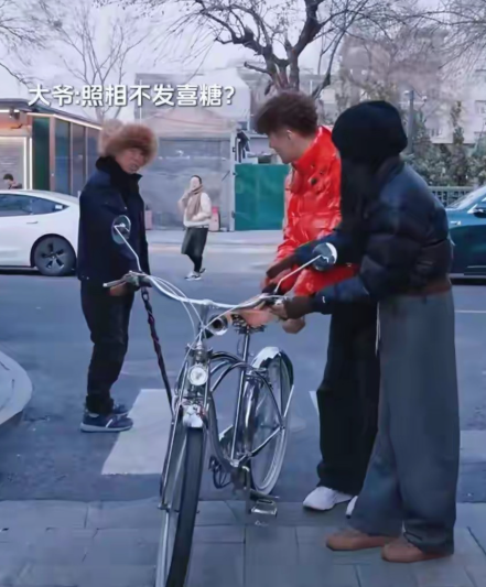 北京街头，胡兵与瞿颖拍街拍，被遛弯大爷一句“照相不发喜糖”当场破防。两人相识近3