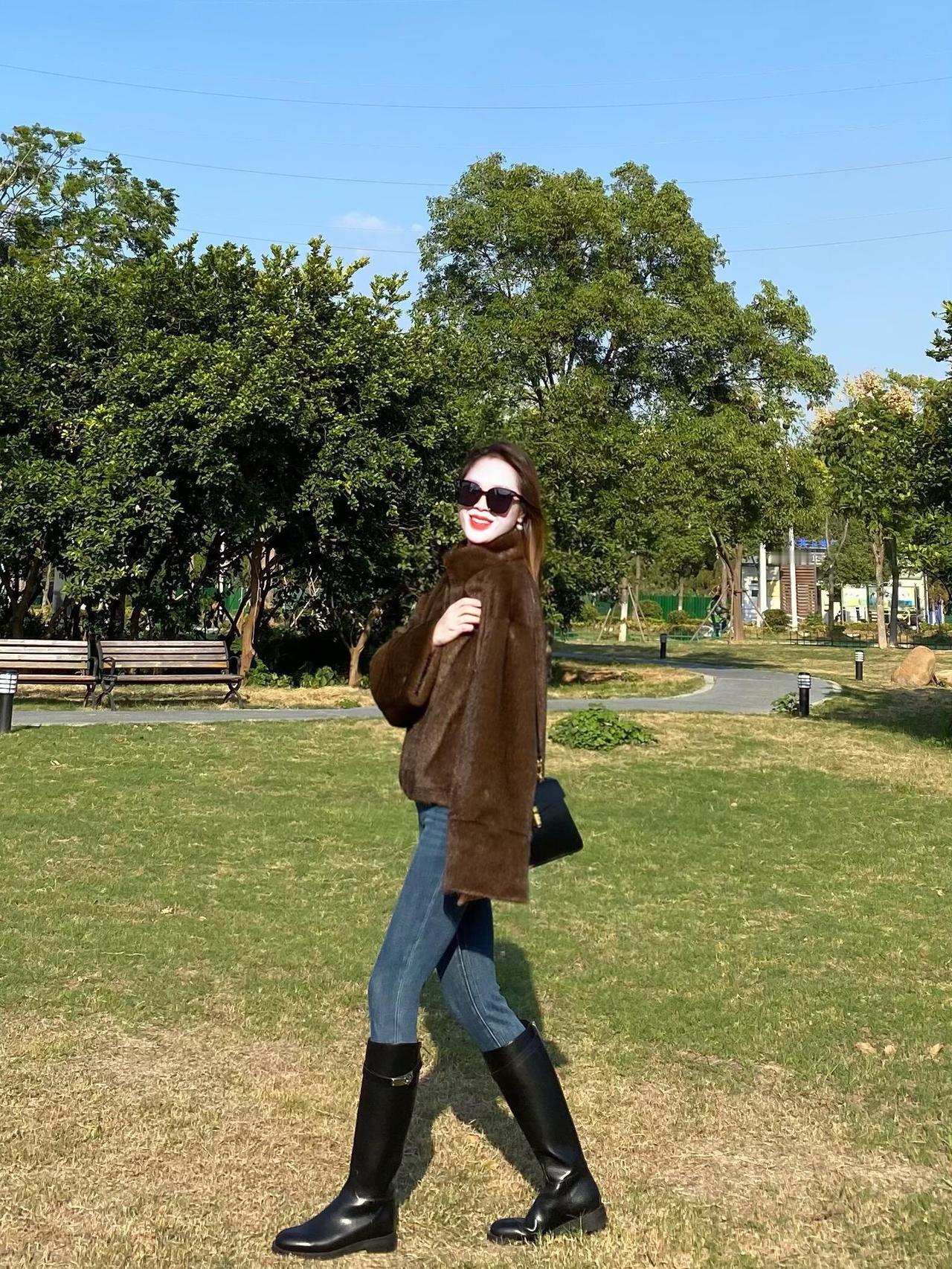 牛仔裤搭配靴子加棕色毛绒外套不仅保暖还时尚什么样的牛仔裤，显着身材性感