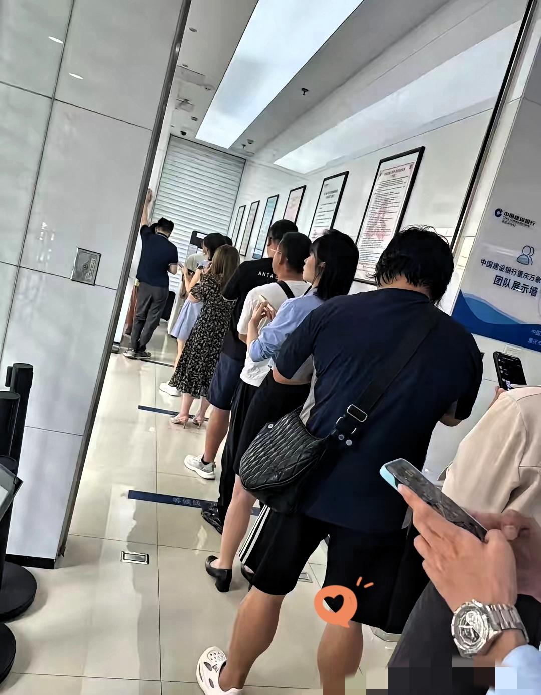 银行彻底傻眼了！最近扎堆的人既不存钱也不取钱，全都盯着柜台要提黄金，这波“薅羊毛