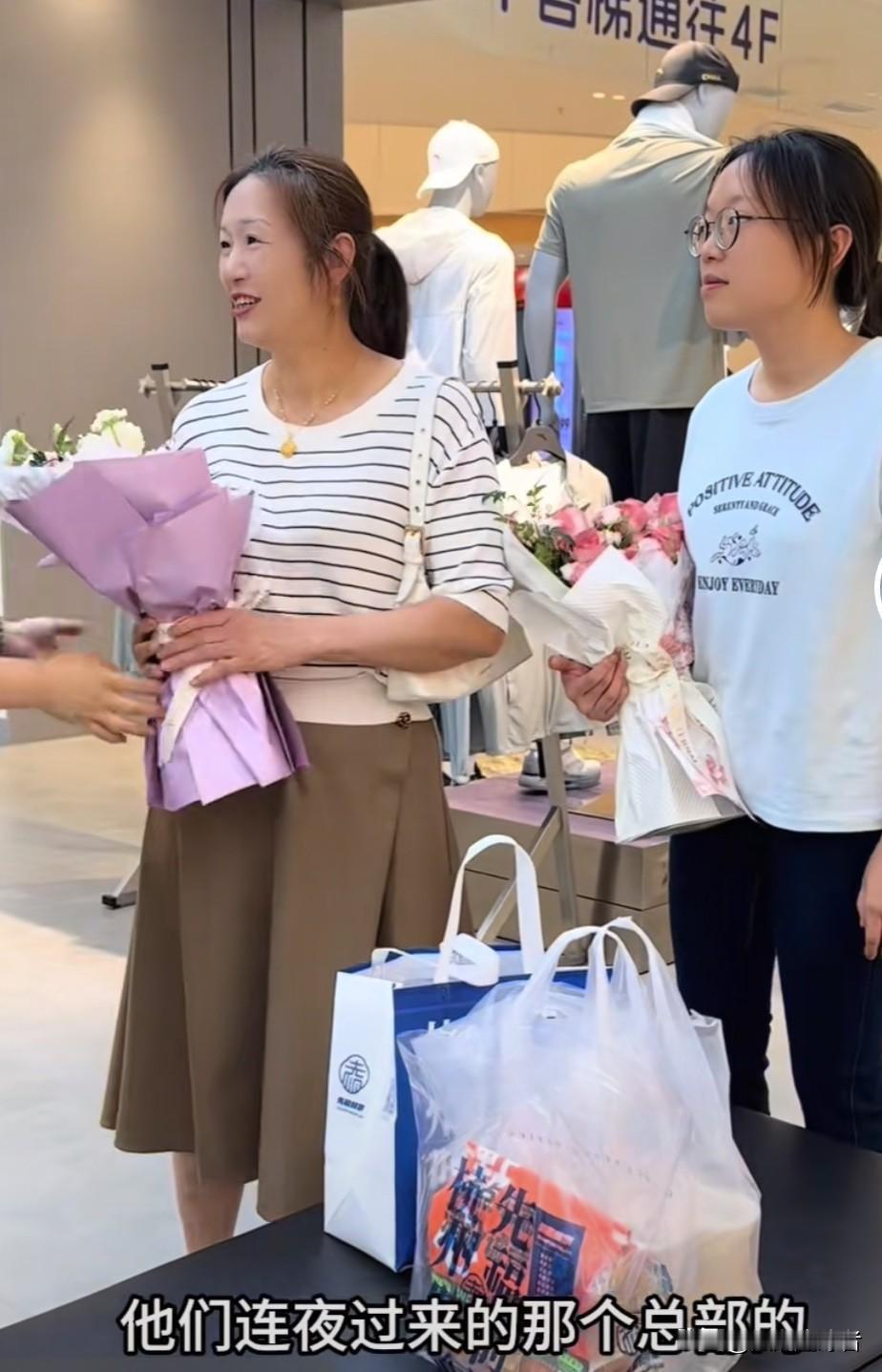 昨晚，谢浩男妈妈许健华也更新了视频。在视频里，谢浩男妈妈和大妹亲自到安踏总部去考