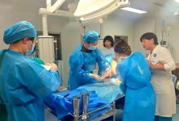 活久见！河北秦皇岛，一位24岁的年轻妈妈，带着自己第一胎的孩子去医院儿科输液。孩