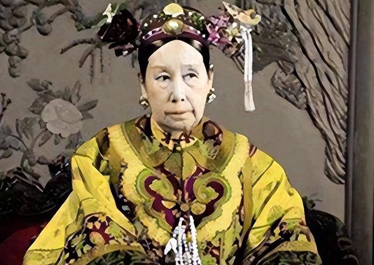 慈禧太后病恹恹的手从帘帐内伸出来，太医替其把脉却吓得浑身发抖，因为这是死脉，这是