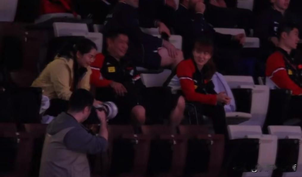 孙颖莎真是国乓的团宠啊，就是招人喜爱！你看孙颖莎女单比赛，国梁带着励勤等教练，还