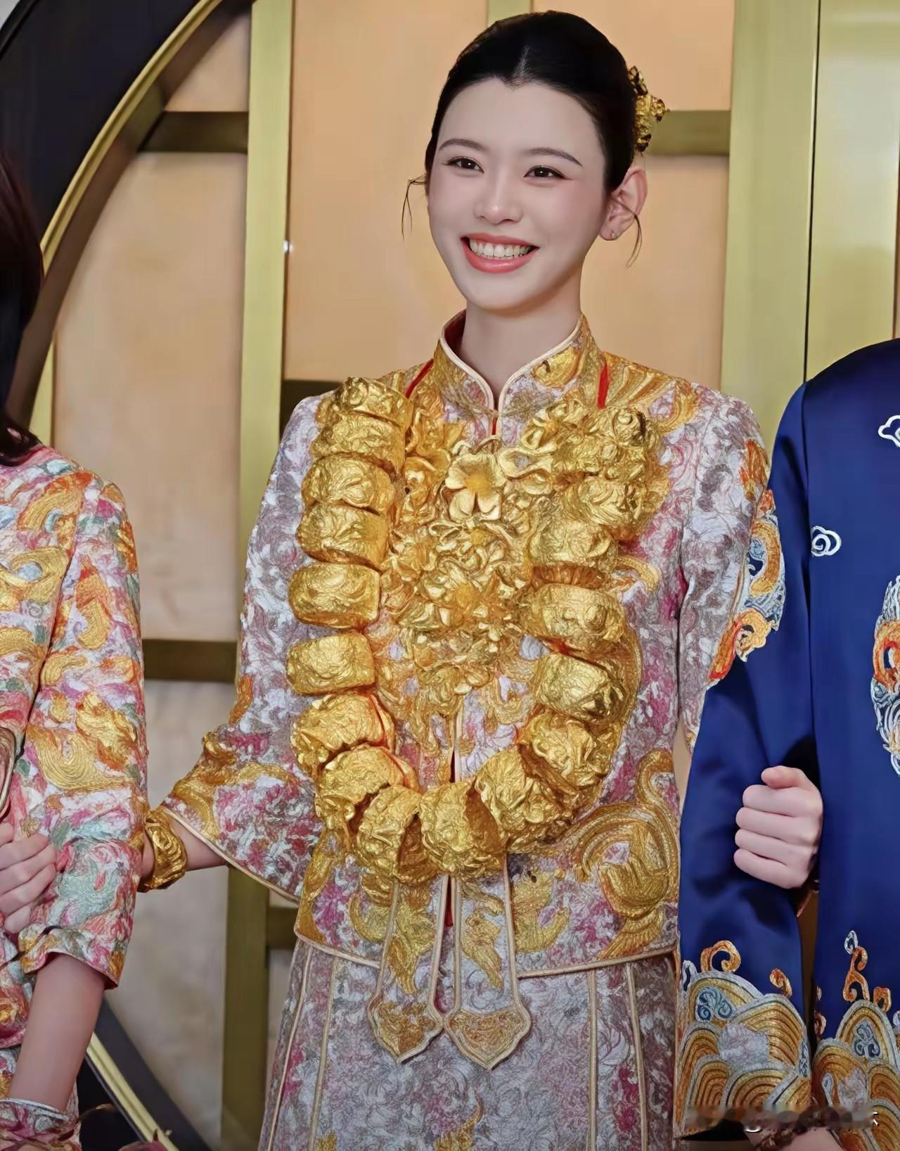 奚梦瑶脖子上那二十二只镯子，最沉的不是金子，不是排场，而是迟来了七年的一句话