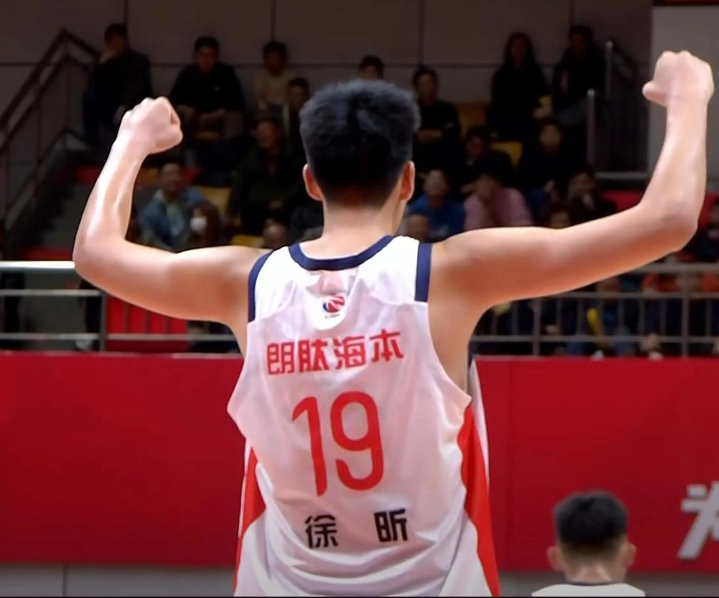 离开杜锋后的第三场就迎来了超级大爆发！CBA常规赛，广州93-86战胜江苏，徐昕