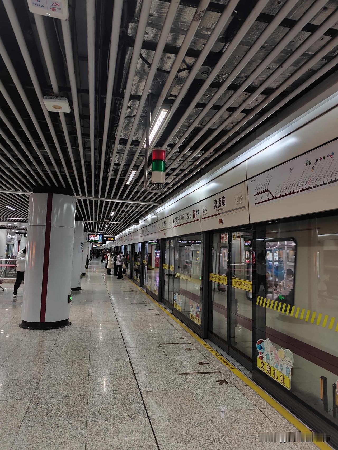 关于在上海一个人租房子住，房东收我一块钱一度电，晚上睡觉不舍得开空调，半夜被活活