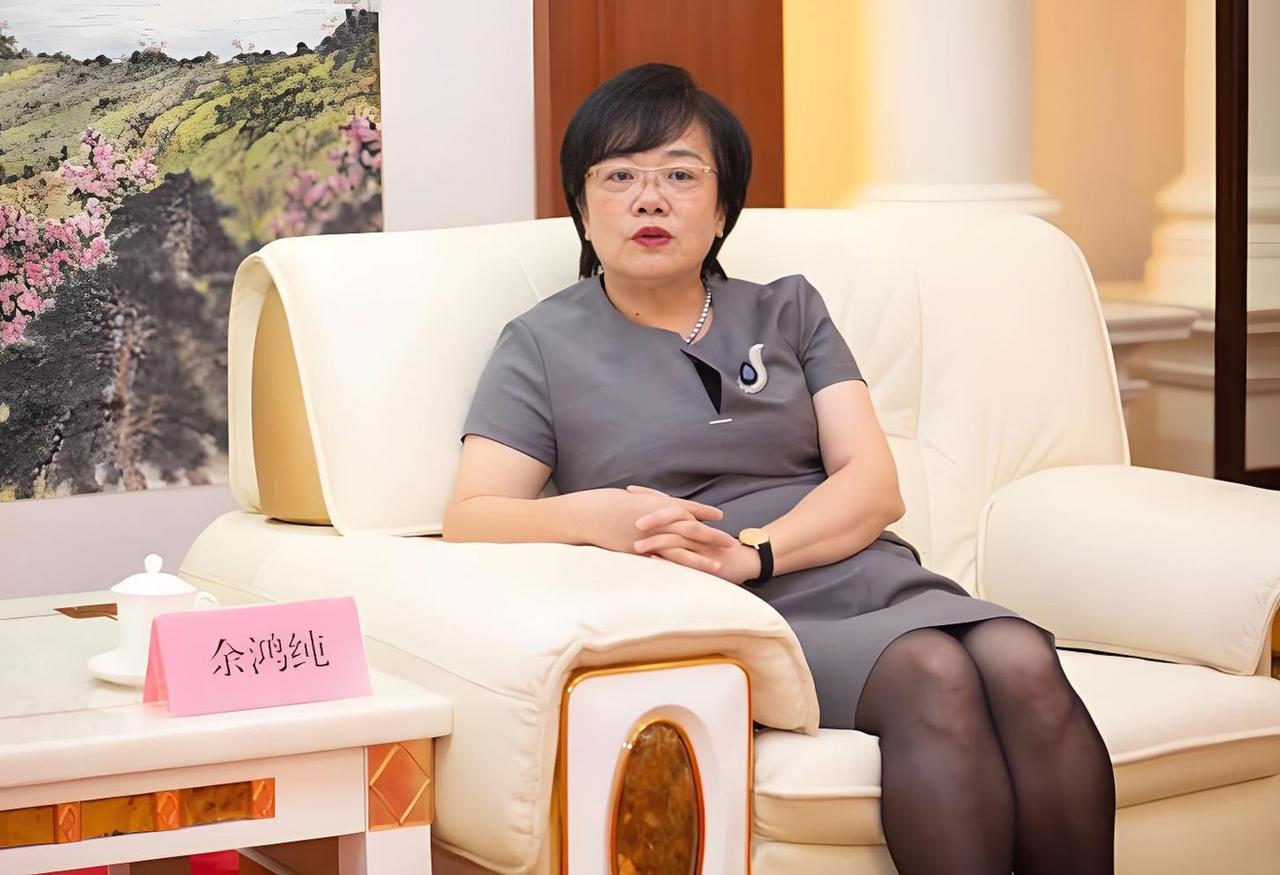 今天在网上看到了余鸿纯的新闻，她现在广东省社会科学界联合会任职。很多人不知道她之