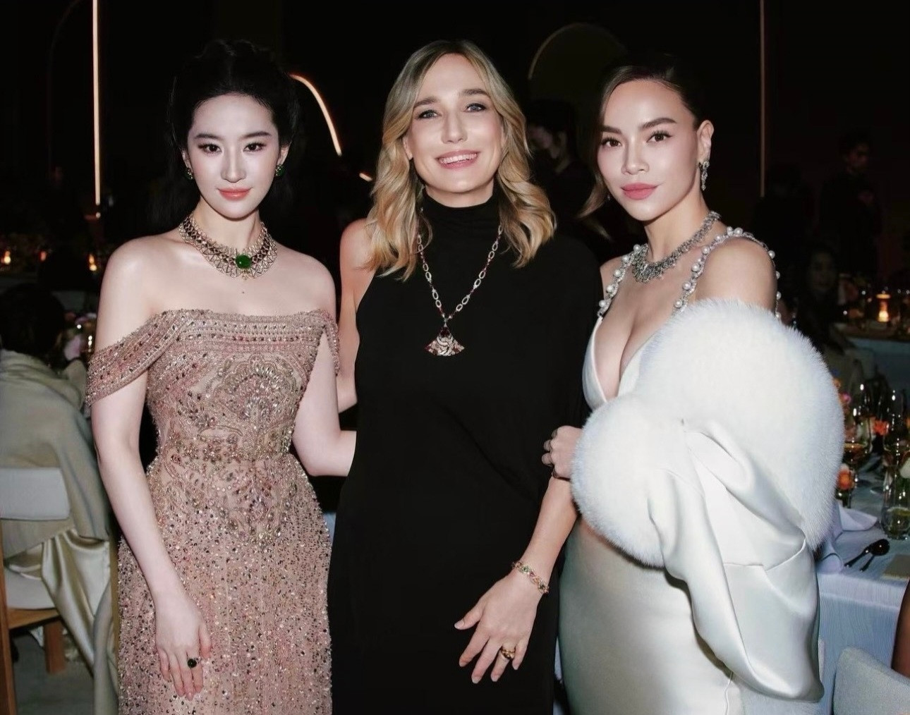 刘亦菲删除照片什么仇什么怨🤔？刘亦菲把自己参加宝格丽活动时与品牌高层及越南女星