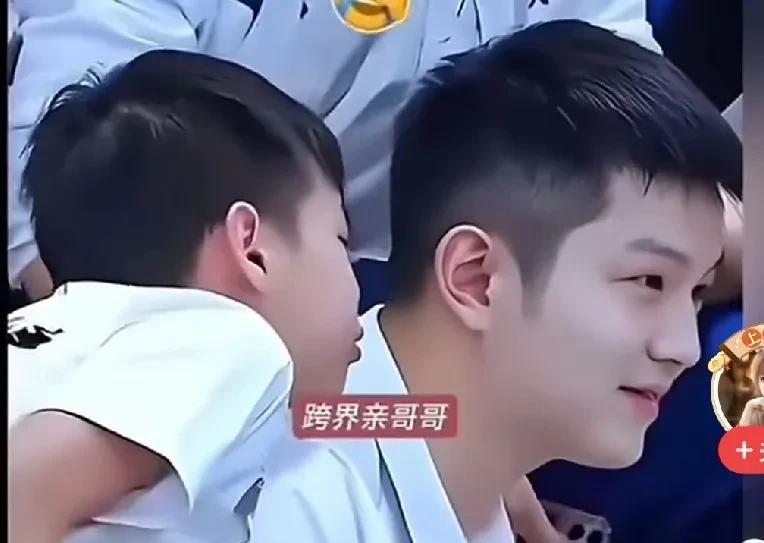 哈哈哈哈，全红婵要亲吻樊振东的画面太可爱了，完完全全就是亲兄妹的感觉。全红婵就