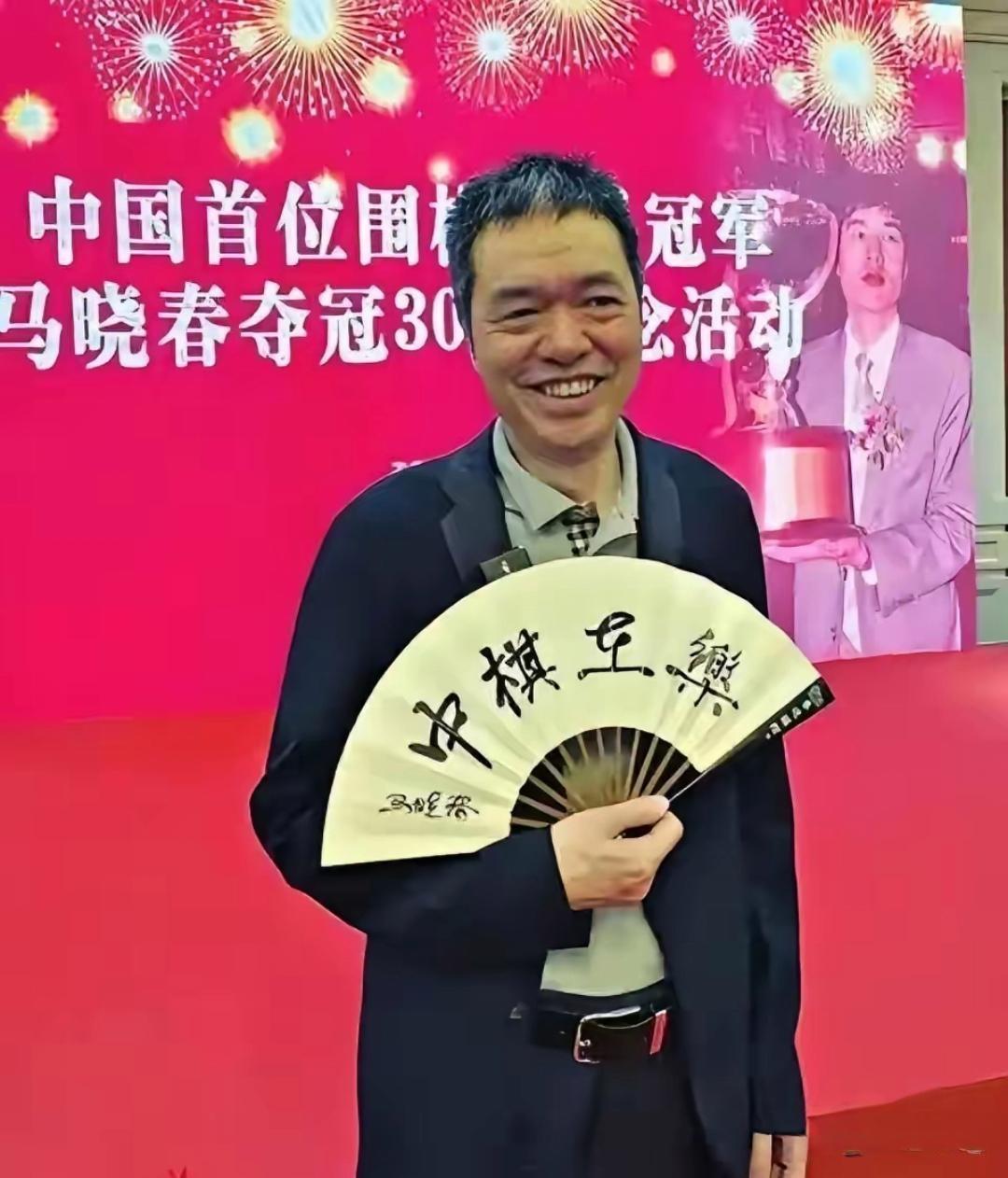 1月23日，马晓春再发长文，把没去八宝山的原因拆成两张明牌：一来怕感冒，二来嫌花