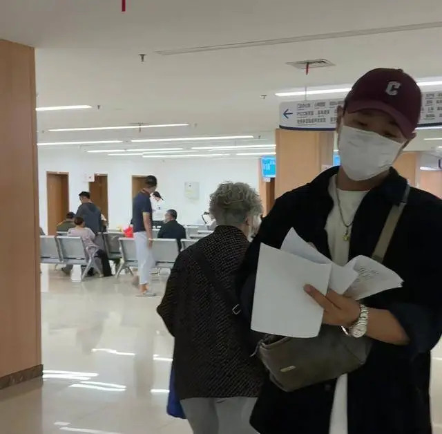 演员于笑医院大厅求婚，5年抗癌路，他娶了救自己的血液科医生