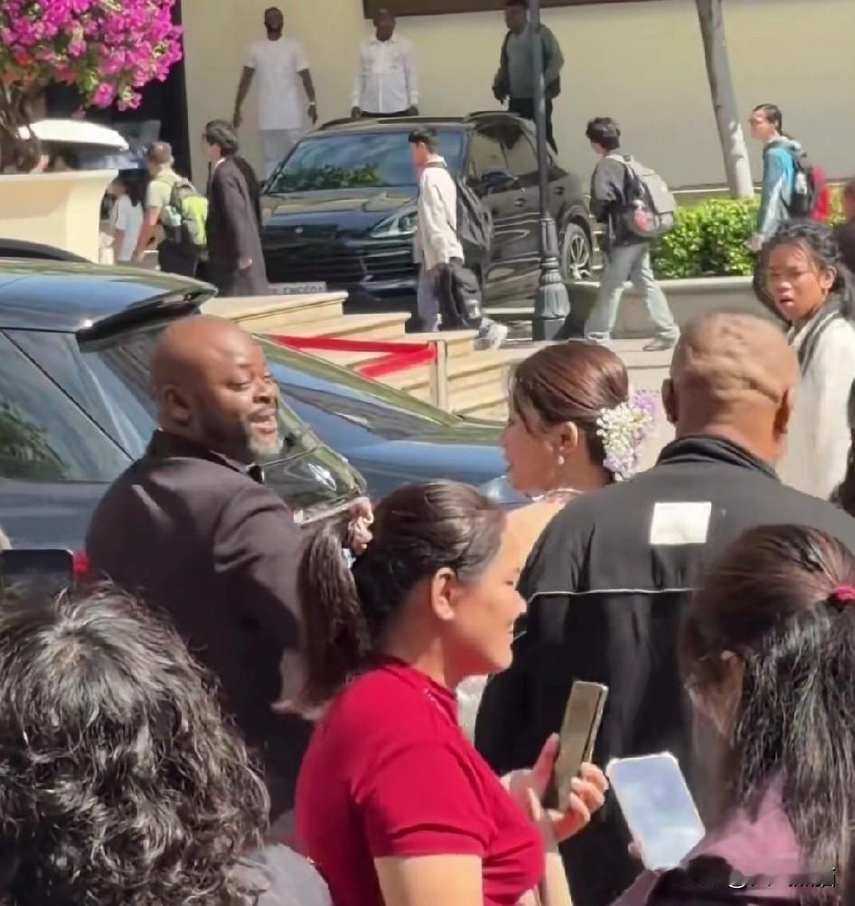 看看这位外籍新郎，在广州成功迎娶了白富美，可以说，从此走上了人生巅峰。看看这排