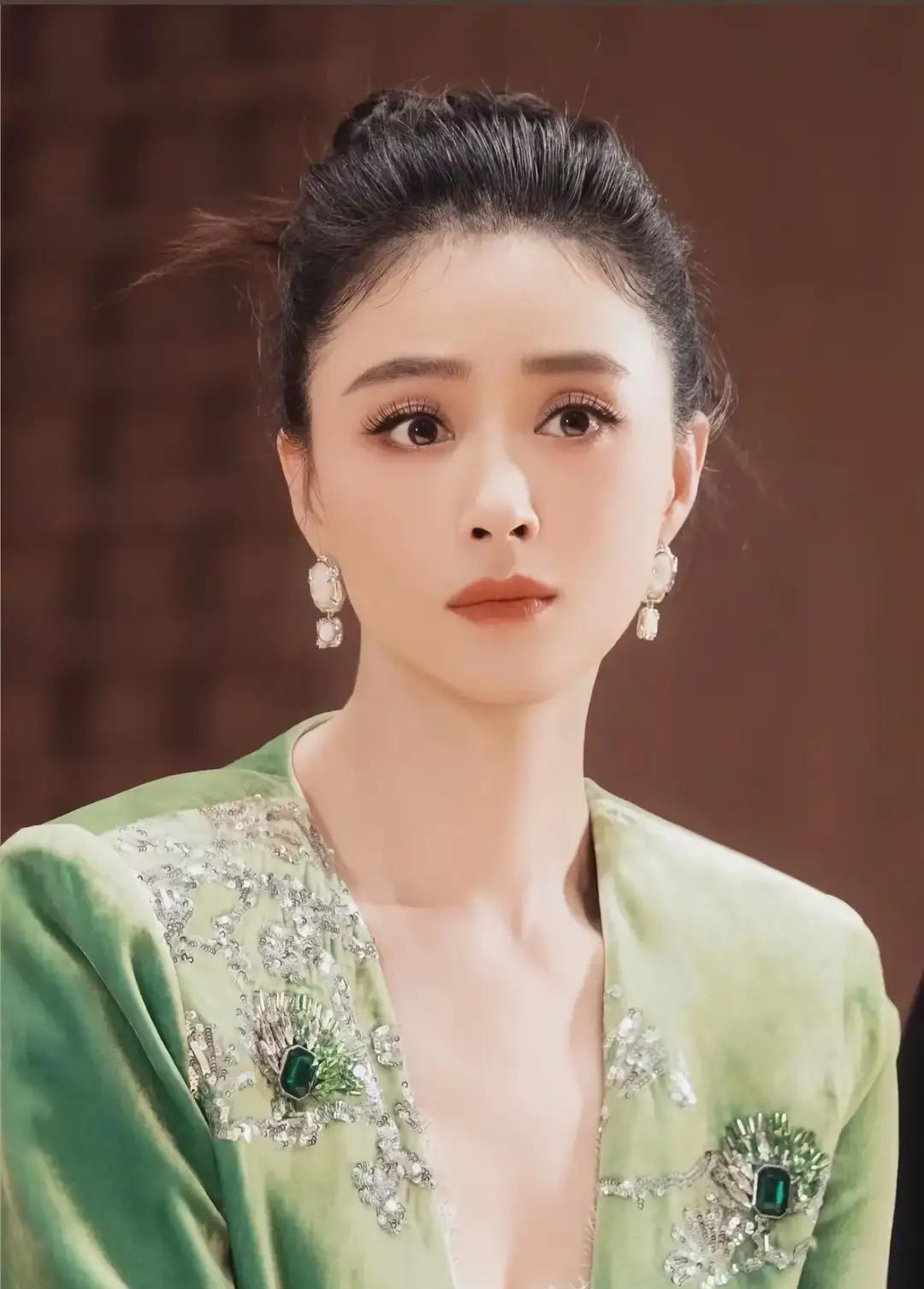 42岁的蒋欣至今没有结婚，最根本的原因在于她的父母，她的父母真的是神仙父母，哪怕
