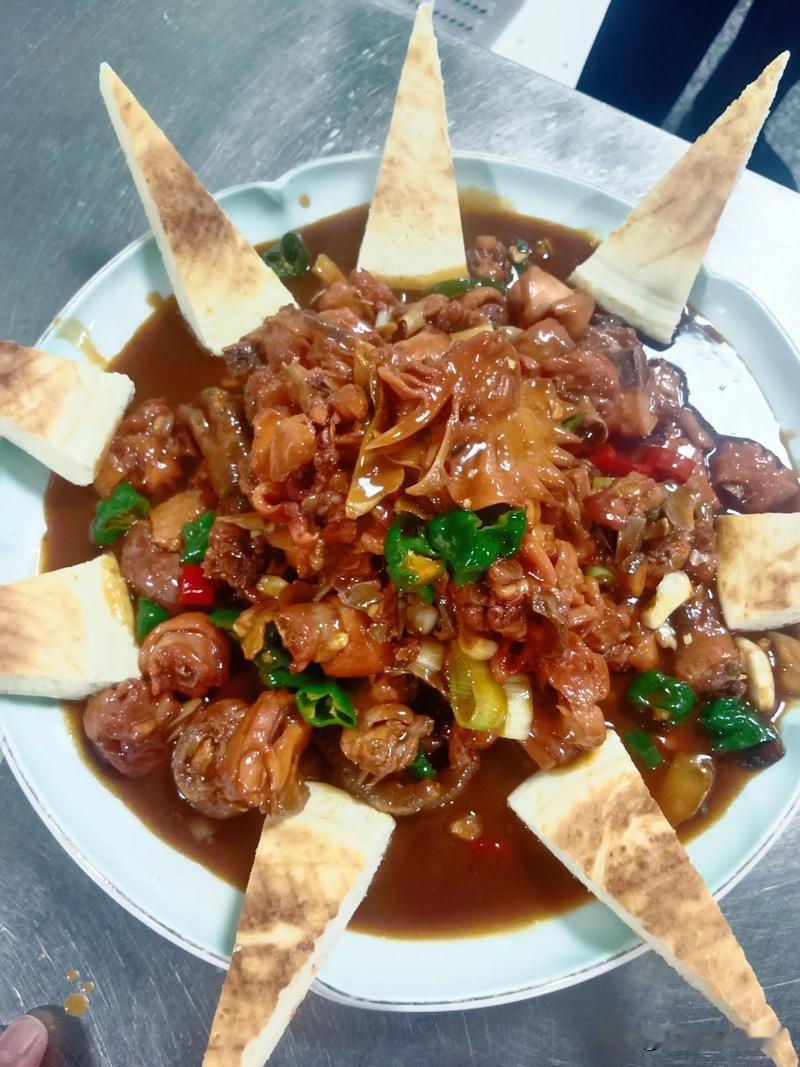 青岛吃美食，这种小店打卡本地家常菜！青岛向阳菜馆美食推荐：1、泰山鲜椒鸡、