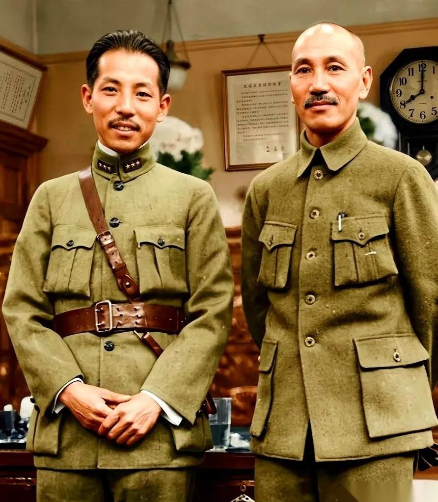 一张1930年，南京的老照片。左边这个，29岁的张学良，一身戎装，嘴角带着点少年