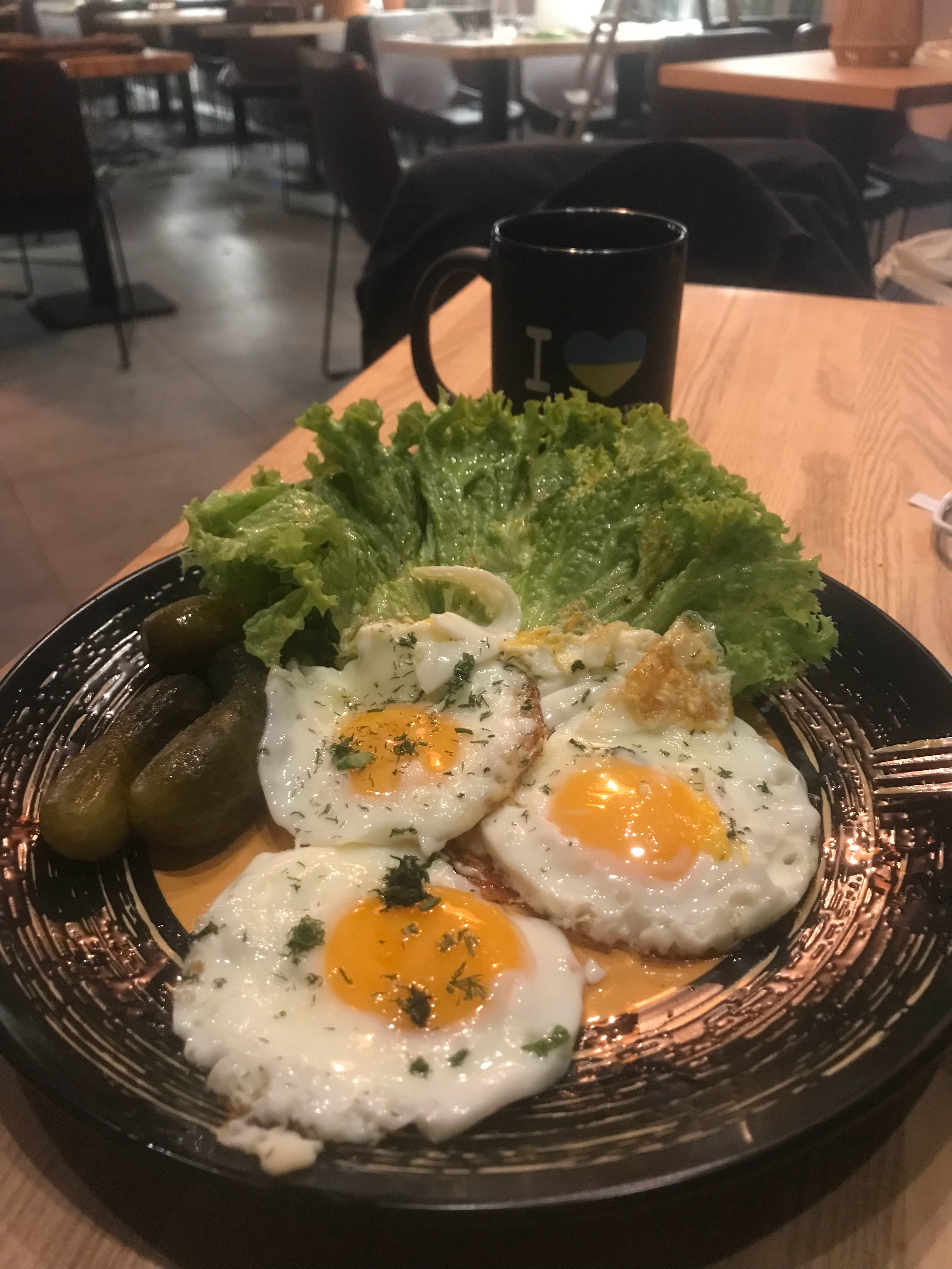 在自家餐厅做的煎鸡蛋乌克兰·基辅