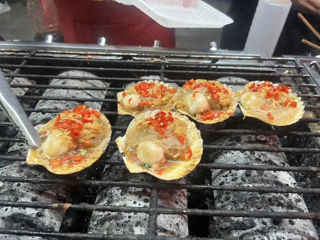 谁吃夜市小吃不图一个“现烤鲜香”？结果如今烤扇贝都成了“拼装艺术品”：冷冻贝肉+