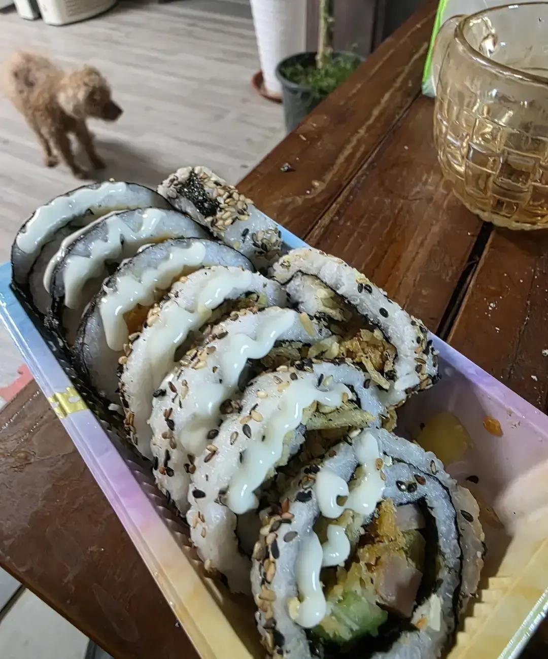 回老家陪老妈六天，我彻底躺平。以前看她半夜啃凉馒头就叨叨，这次闭嘴装没看见。