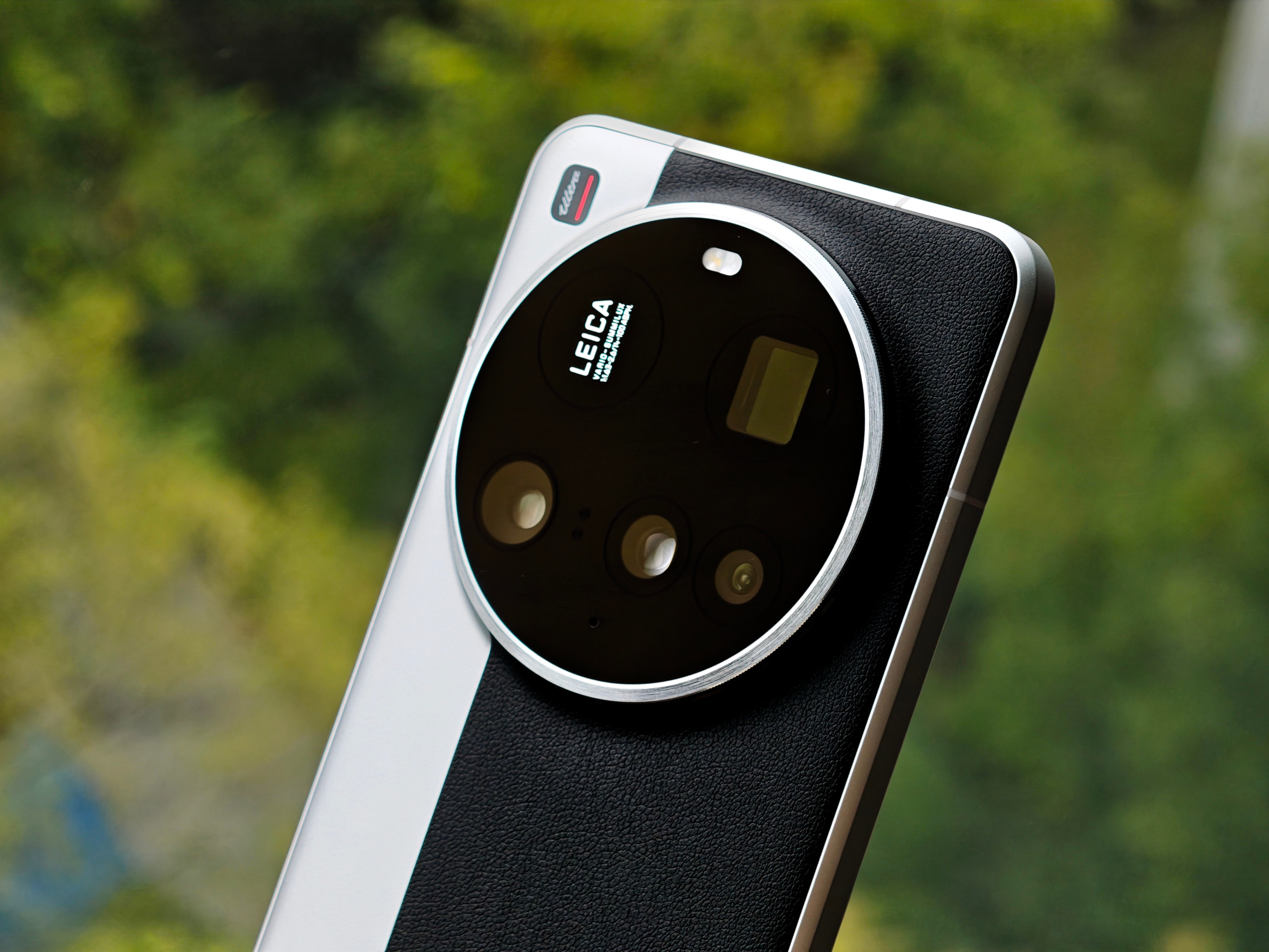 目前还是唯一1英寸超级大底主摄+2亿大底潜望镜，徕卡主摄光圈干到F1.6，14m