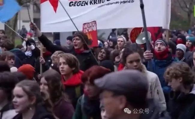 烽火问鼎计划在联邦议院通过新的兵役法后，在国会大厦外爆发了抗议，一群年轻人高举